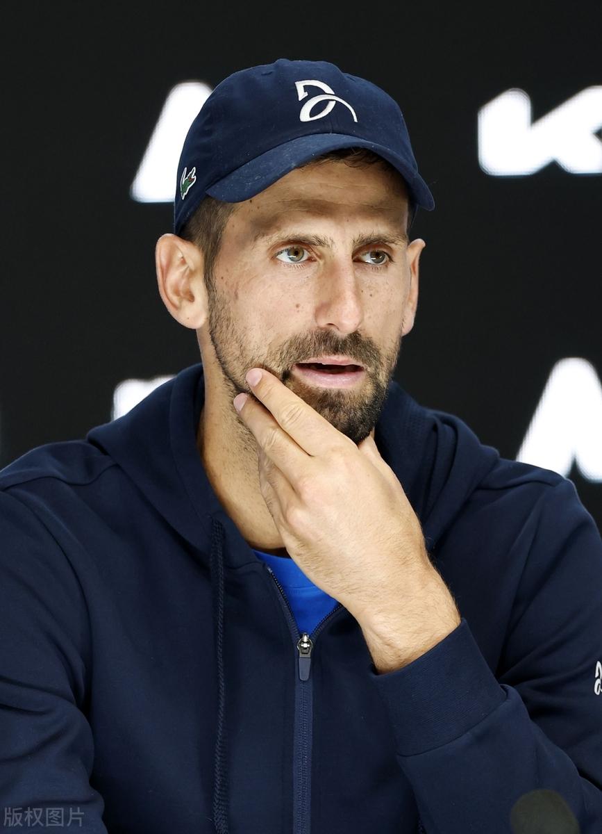 德约科维奇回归赛场，挺进下一轮首场状态亮眼，RNG观众沸腾！